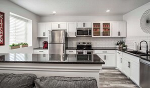 Frigorífico, microondas, horno y placa de cocina