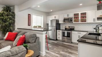 TV, lareira, escritórios