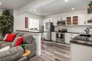 Una televisión, una chimenea, una oficina