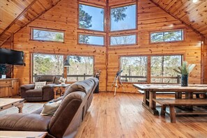 Smart TV, chimenea, videojuegos y futbolito 