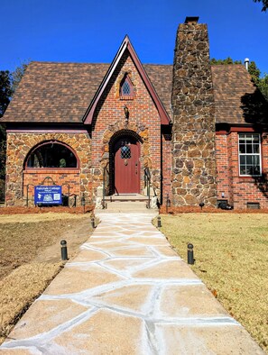 Exterior - Downtown Foley Fairytale Cottage – Sleeps 14, Hot Tub, Near Beaches (Foley)