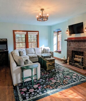 Living area - Downtown Foley Fairytale Cottage – Sleeps 14, Hot Tub, Near Beaches (Foley)
