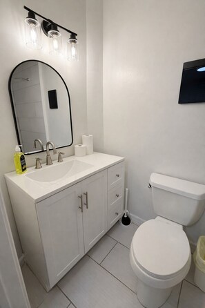 Dusj, hårføner, håndklær og såpe