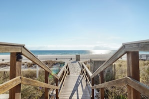 Beach nearby, sun-loungers - Majestic Beach Resort 2010 Beach Front Sleeps 7 Family Friendly (Panama City Beach)