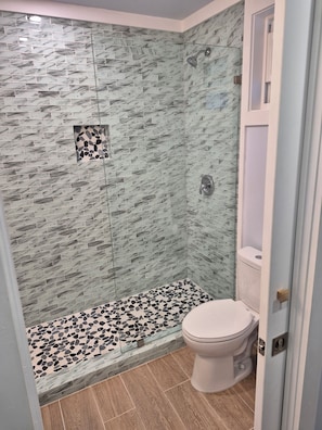 Dusche, Haartrockner, Handtücher, Seife
