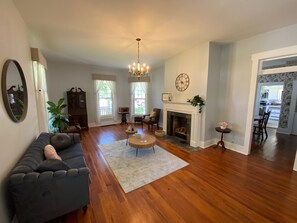Living area - Welcoming house in historic Glendale perfect for your next getaway! (Glendale)