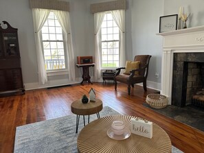 Interior - Welcoming house in historic Glendale perfect for your next getaway! (Glendale)