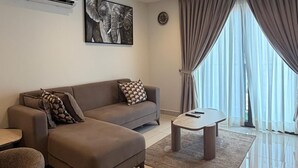 Una sala de estar moderna con un sofá, una mesa de centro y un televisor.