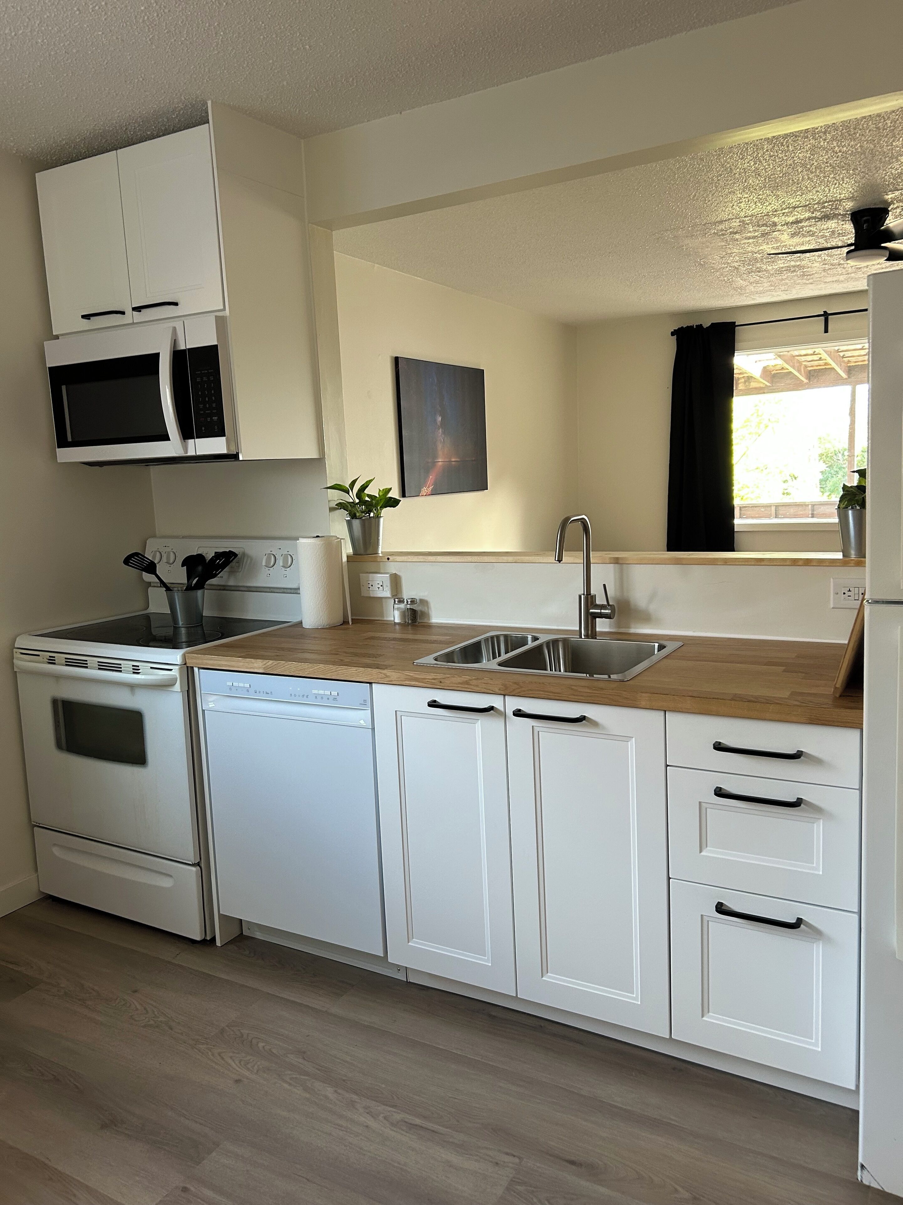 Suite, 2 Bedrooms, Kitchen | Private kitchen | Fridge, microwave