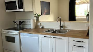 Suite, 2 Bedrooms, Kitchen | Private kitchen | Fridge, microwave