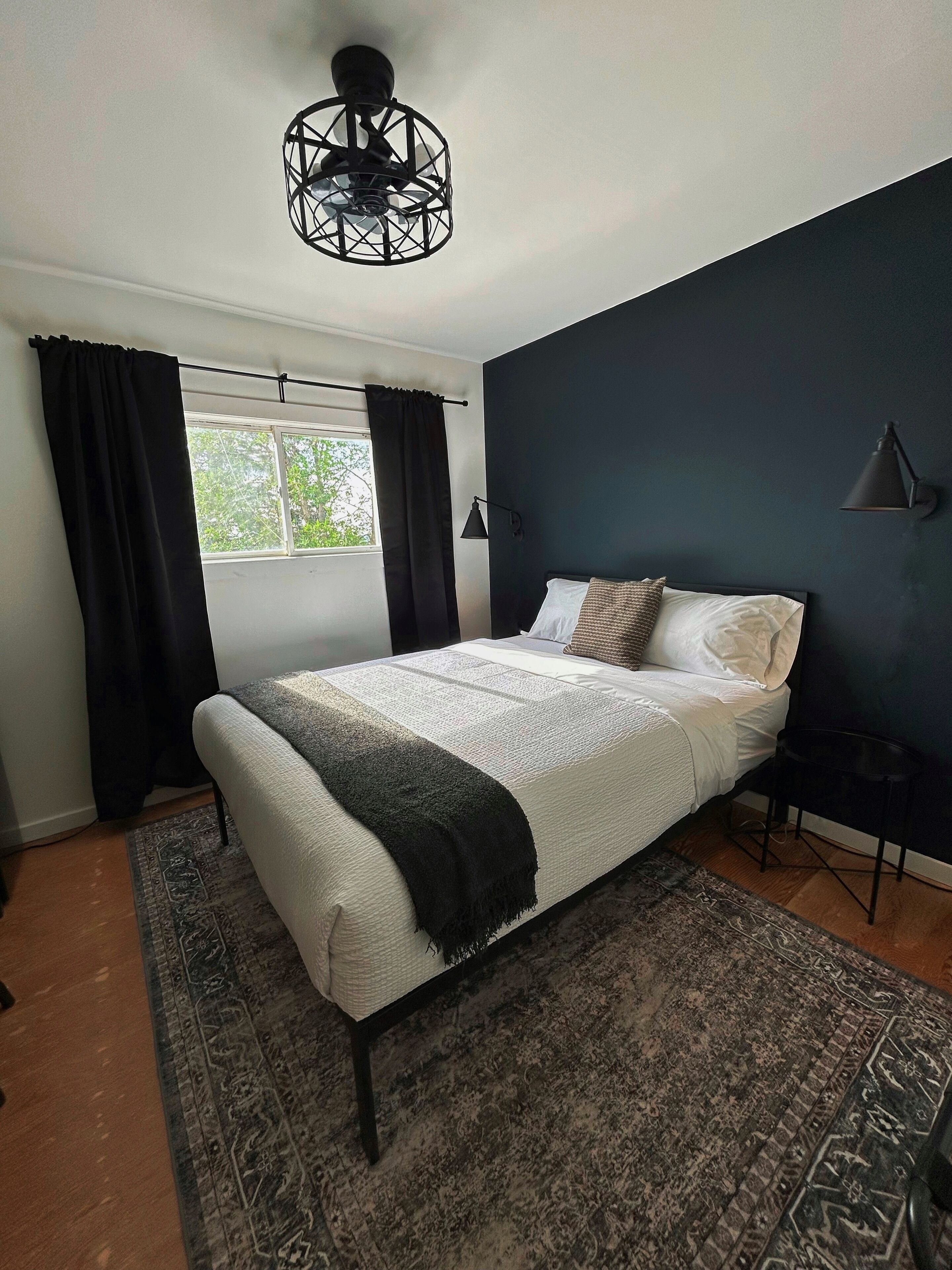 مكتب ومساحة عمل للكمبيوتر المحمول وستائر تعتيم وواي فاي مجانًا