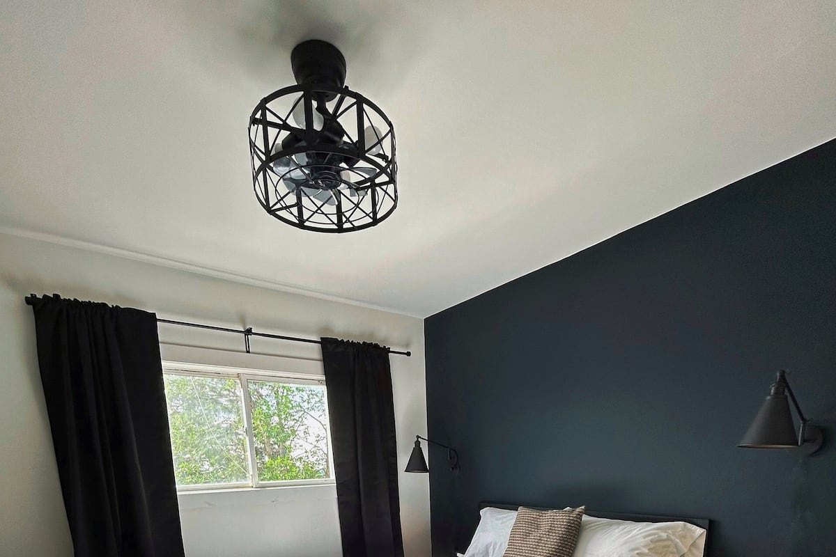 مكتب ومساحة عمل للكمبيوتر المحمول وستائر تعتيم وواي فاي مجانًا