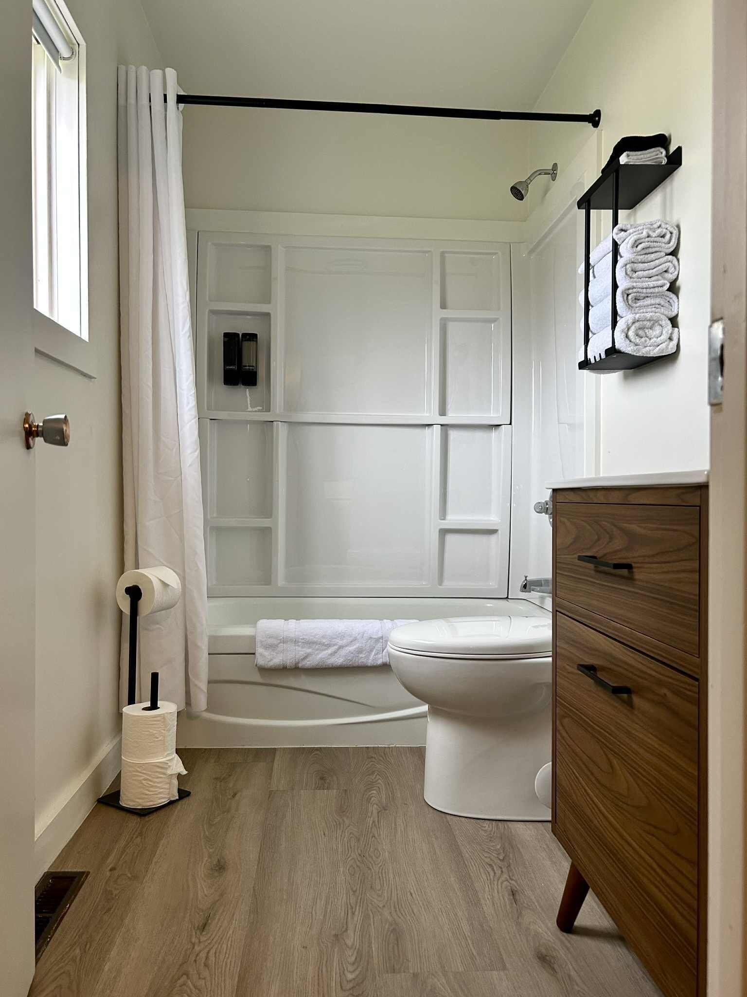Habitación estándar, 1 cama de matrimonio, baño privado | Baño | Ducha y bañera combinadas, secador de pelo, toallas y jabón