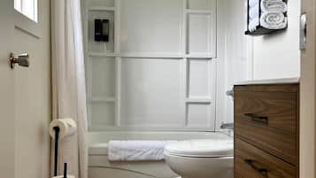 Habitación estándar, 1 cama de matrimonio, baño privado | Baño | Ducha y bañera combinadas, secador de pelo, toallas y jabón