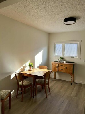 Suite, 2 chambres, cuisine | Restauration | Dîner et souper servis sur place