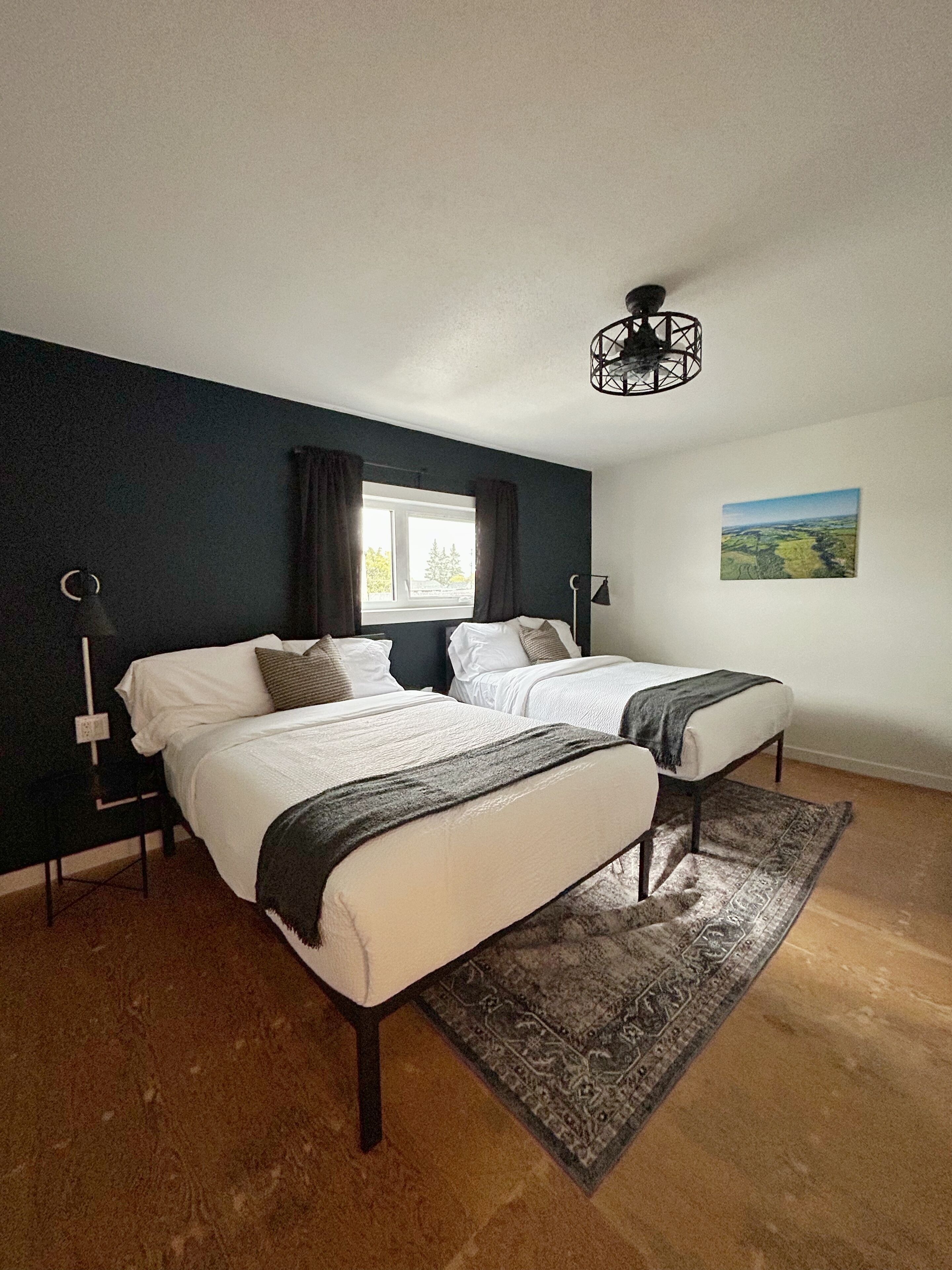 مكتب ومساحة عمل للكمبيوتر المحمول وستائر تعتيم وواي فاي مجانًا