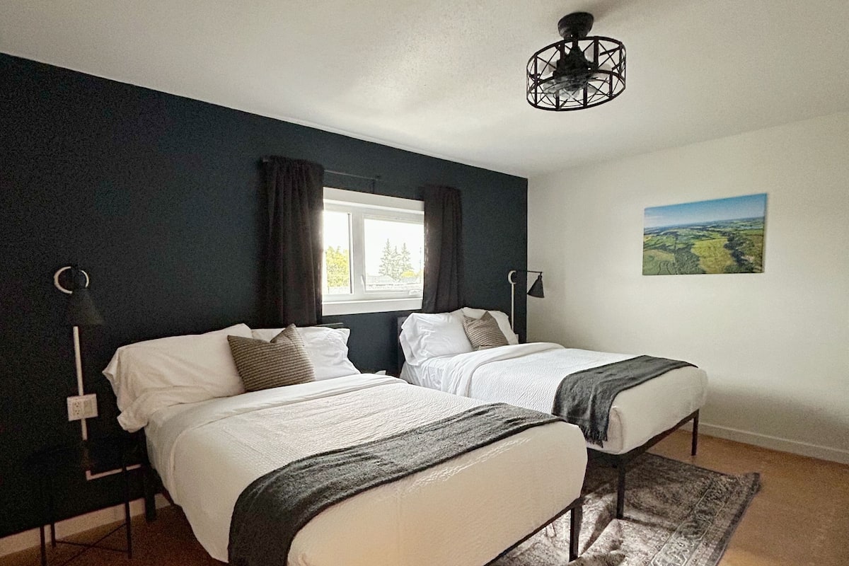 مكتب ومساحة عمل للكمبيوتر المحمول وستائر تعتيم وواي فاي مجانًا