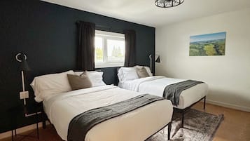 Suite, 2 Bedrooms, Kitchen | Desk, laptop workspace, blackout curtains, free WiFi