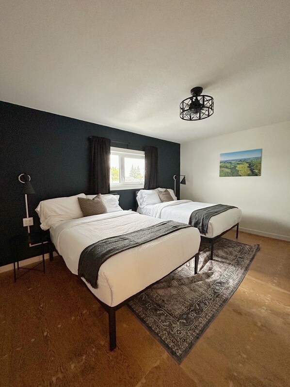 مكتب ومساحة عمل ل لكمبيوتر المحمول وستائر تعتيم وواي فاي مجانًا