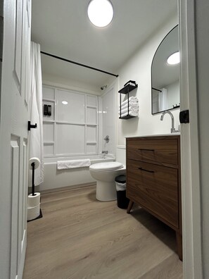 Suite de base, 2 chambres | Salle de bain | Ensemble baignoire-douche, séchoir à cheveux, serviettes fournies, savon