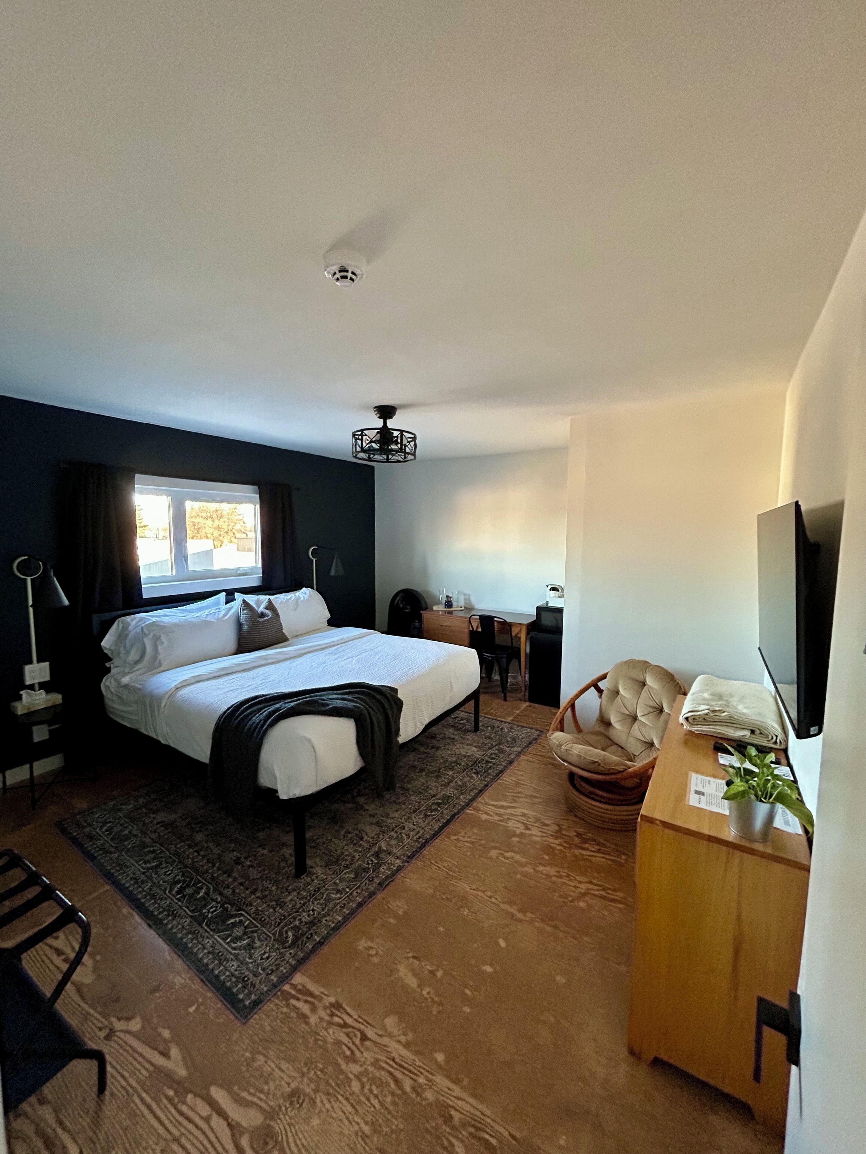 مكتب ومساحة عمل للكمبيوتر المحمول وستائر تعتيم وواي فاي مجانًا