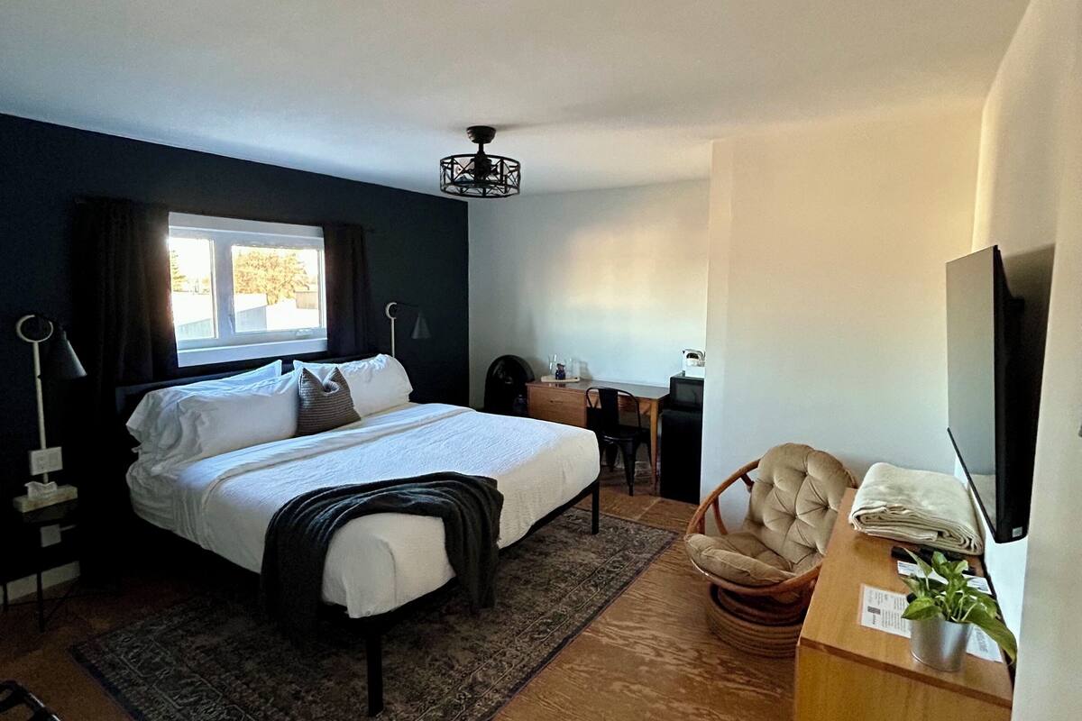 مكتب ومساحة عمل للكمبيوتر المحمول وستائر تعتيم وواي فاي مجانًا