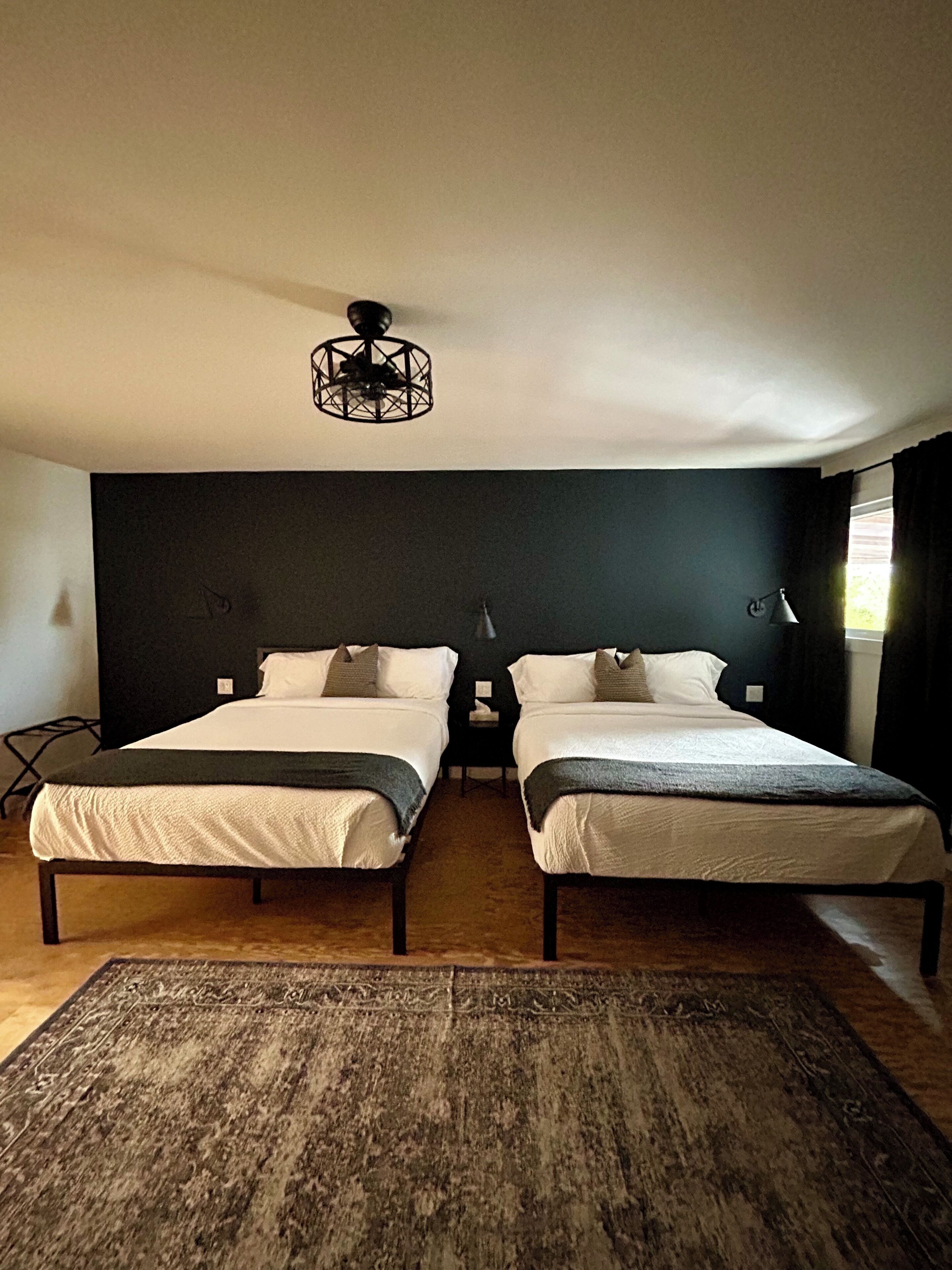 مكتب ومساحة عمل للكمبيوتر المحمول وستائر تعتيم وواي فاي مجانًا