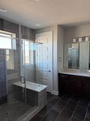 Shower, hair dryer, towels, soap - 3-bedroom house in terrific Plano with cool AC for relaxing stay (Plano)