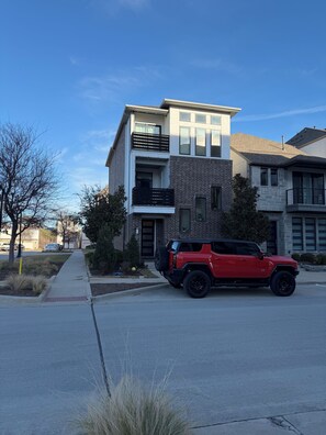 Exterior - 3-bedroom house in terrific Plano with cool AC for relaxing stay (Plano)