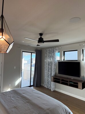 WiFi - 3-bedroom house in terrific Plano with cool AC for relaxing stay (Plano)