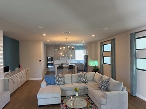 Living area - 3-bedroom house in terrific Plano with cool AC for relaxing stay (Plano)