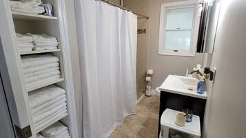 Dusj, hårføner, bidé og håndklær