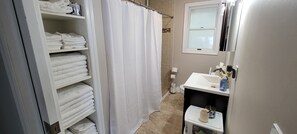 Dusj, hårføner, bidé og håndklær