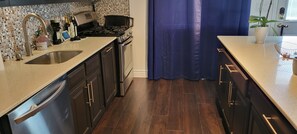 Micro-ondes, four, plaque de cuisson, lave-vaisselle