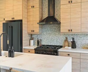 Private kitchen - Stardust Luxe - Modern Desert Retreat - Heated Pool, Spa & Firepit (Yucca Valley)