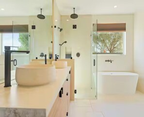 Jetted bath, hair dryer, bidet, towels - Stardust Luxe - Modern Desert Retreat - Heated Pool, Spa & Firepit (Yucca Valley)