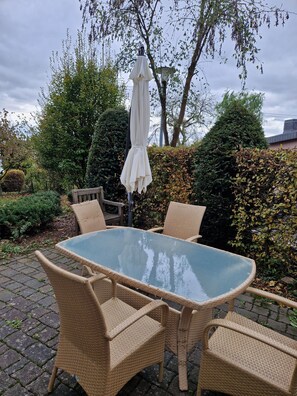 Outdoor dining - Haus Fuchsbau, family time and focus in the countryside, dogs welcome (Kurtscheid)