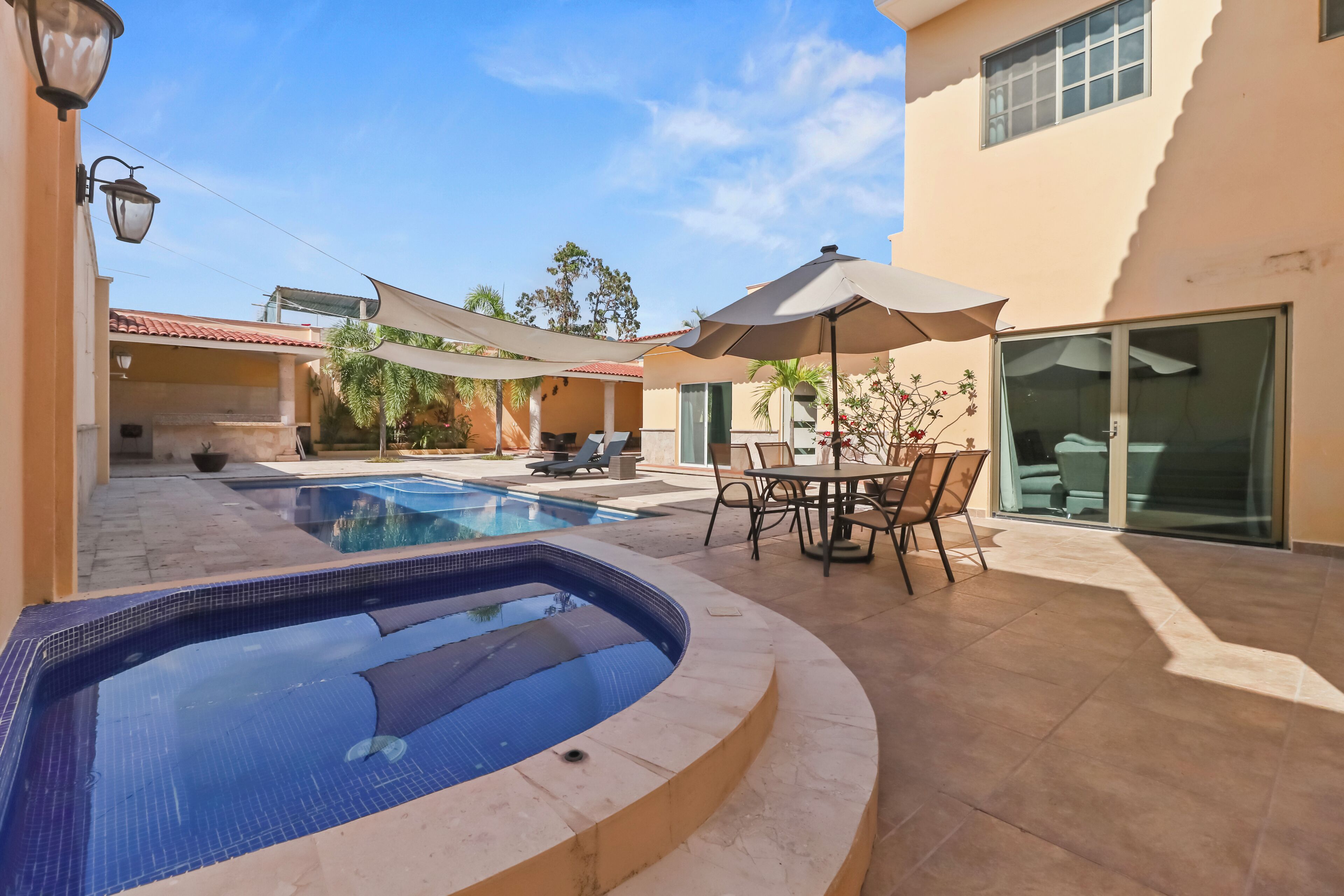 Alberca al aire libre y alberca climatizada