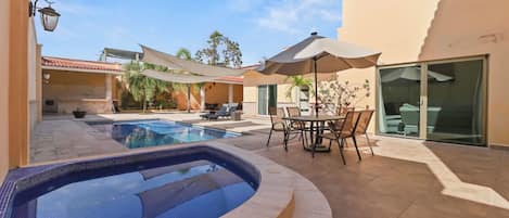 Een buitenzwembad, een verwarmd zwembad