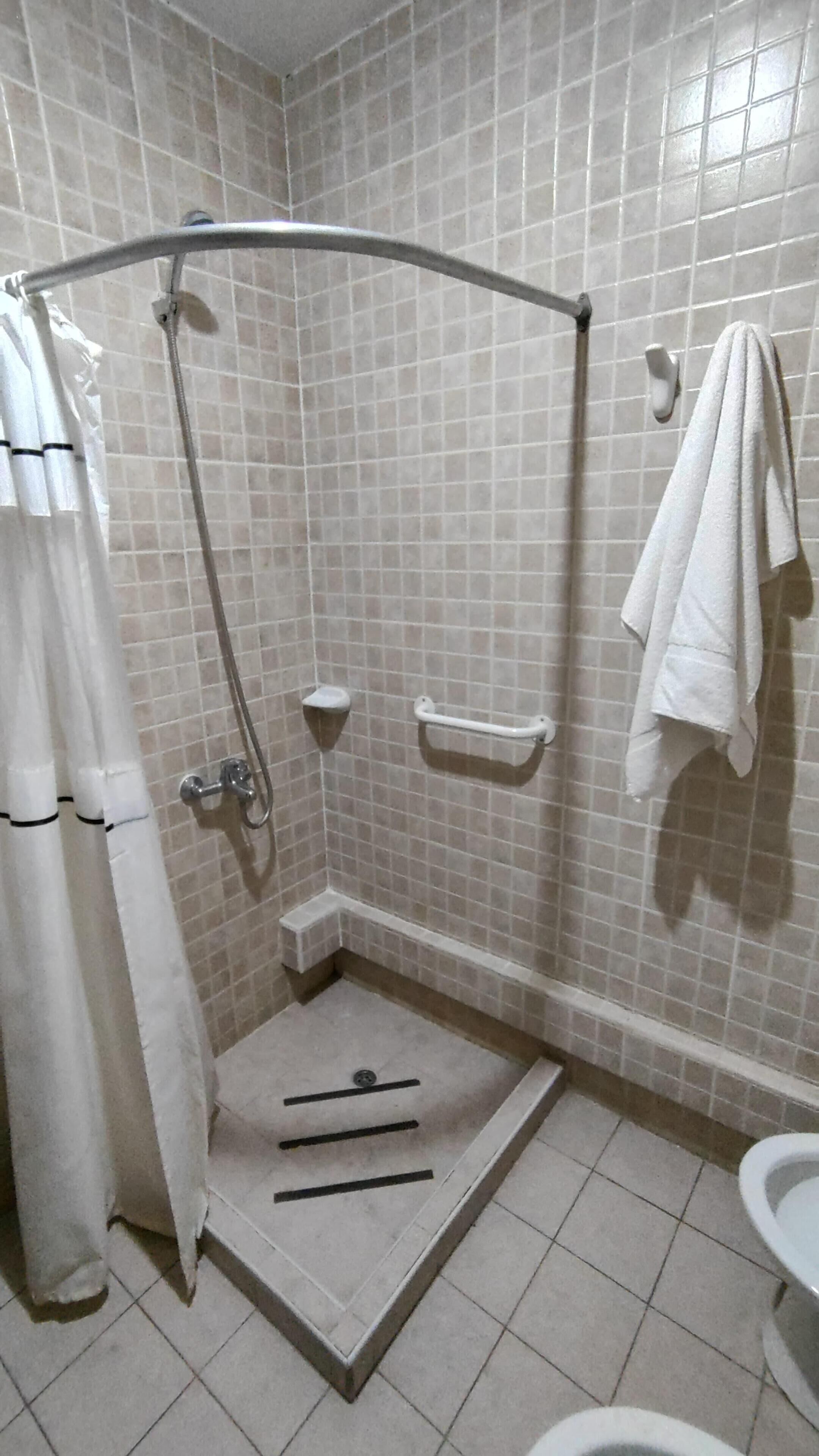 Ducha, toallas, jabón y champú