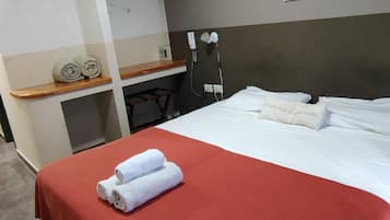 Habitación básica con 1 cama doble o 2 individuales, vistas a la ciudad | Caja fuerte, espacio para trabajar con un portátil, wifi gratis