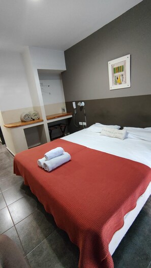 Basic Double or Twin Room, City View | In-room safe, laptop workspace, free WiFi - Hotel Leguizamon (Salta)