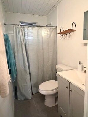 Serviettes fournies, savon, papier de toilette