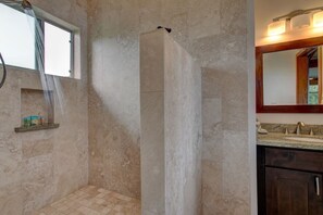Shower, towels, soap, toilet paper - Lovely 2-bedroom house in Pāhoa perfect for a relaxing getaway (Pāhoa)