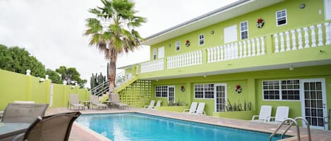 Ulkouima-allas, aurinkotuoleja