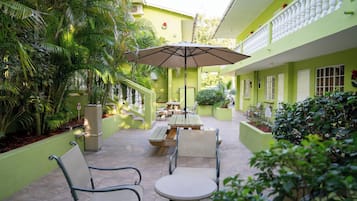 Standaard appartement, uitzicht op tuin | Buiten dineren