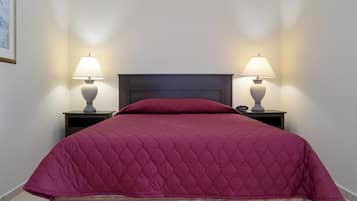 Apartamento estándar, vistas al jardín | Escritorio y espacio para trabajar con un portátil