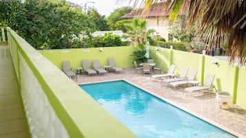 Apartamento Confort, 1 cama de matrimonio, vistas a la piscina | Espacio para trabajar con un portátil y tabla de planchar con plancha