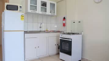 Deluxe Apartment, 2 Queen Beds, Non Smoking, Pool View | Private kitchenette