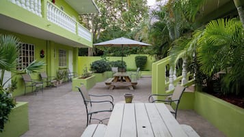 Apartamento estándar, vistas al jardín | Restaurante al aire libre